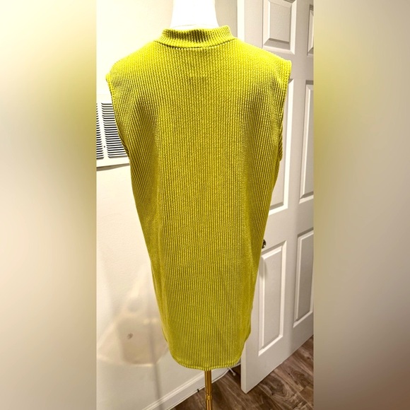 Lime Green Ribbed Knit Set – Size 3X (Top + Shorts) - Picture 4 of 4